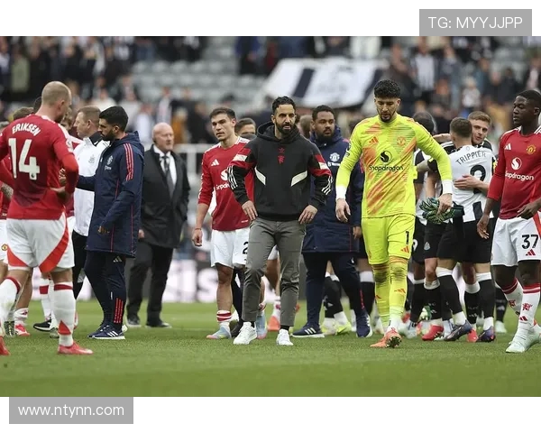 巅峰对决:曼联与皇马的传奇之战在绿茵场上展开 巅峰对决:曼联与皇马的传奇之战在绿茵场上展开